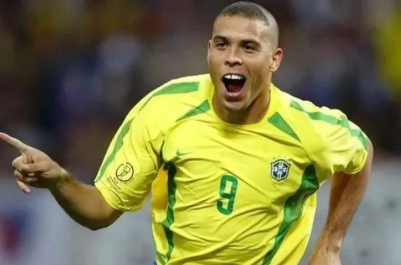 Ronaldo Nazário ghi 8 bàn và giúp Brazil vô địch World Cup 2002.