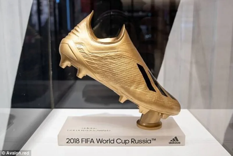 Vua phá lưới World Cup nhận Chiếc giày vàng dành cho cầu thủ ghi nhiều bàn nhất giải đấu.
